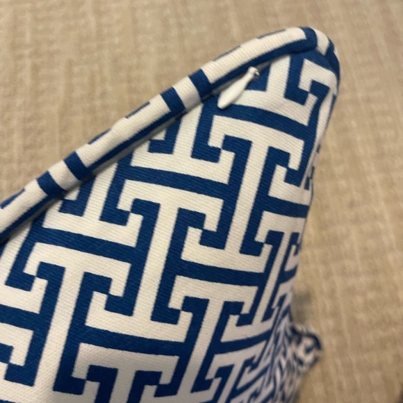 16x16 set of 2 new Quadrille Blue Throw Pillows with Inserts - Picture 2 of 3